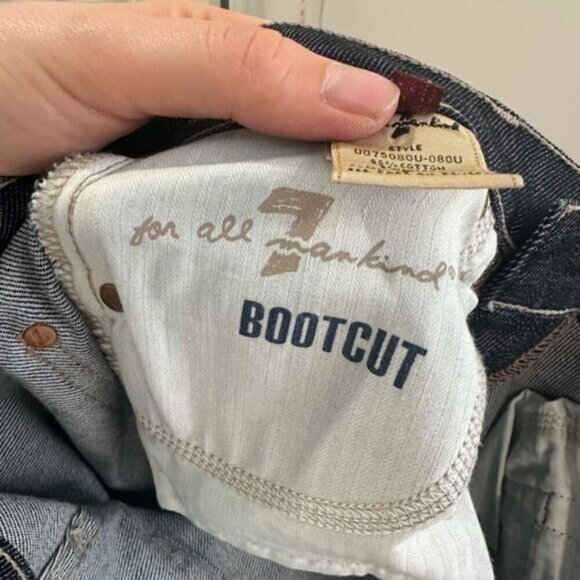 LIKE NEW- 7 FOR ALL MANKIND BOOTCUT JEANS - Picture 7 of 9